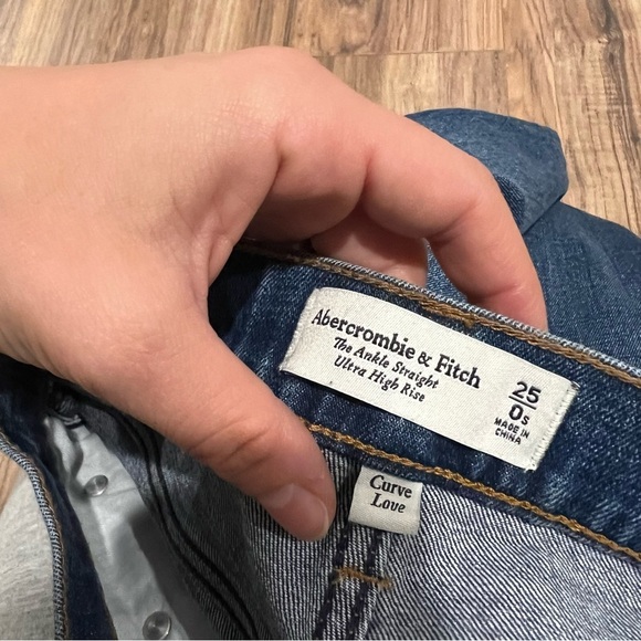 Abercrombie & Fitch Curve Love Ultra High Rise Ank Straight Jean - Picture 6 of 6